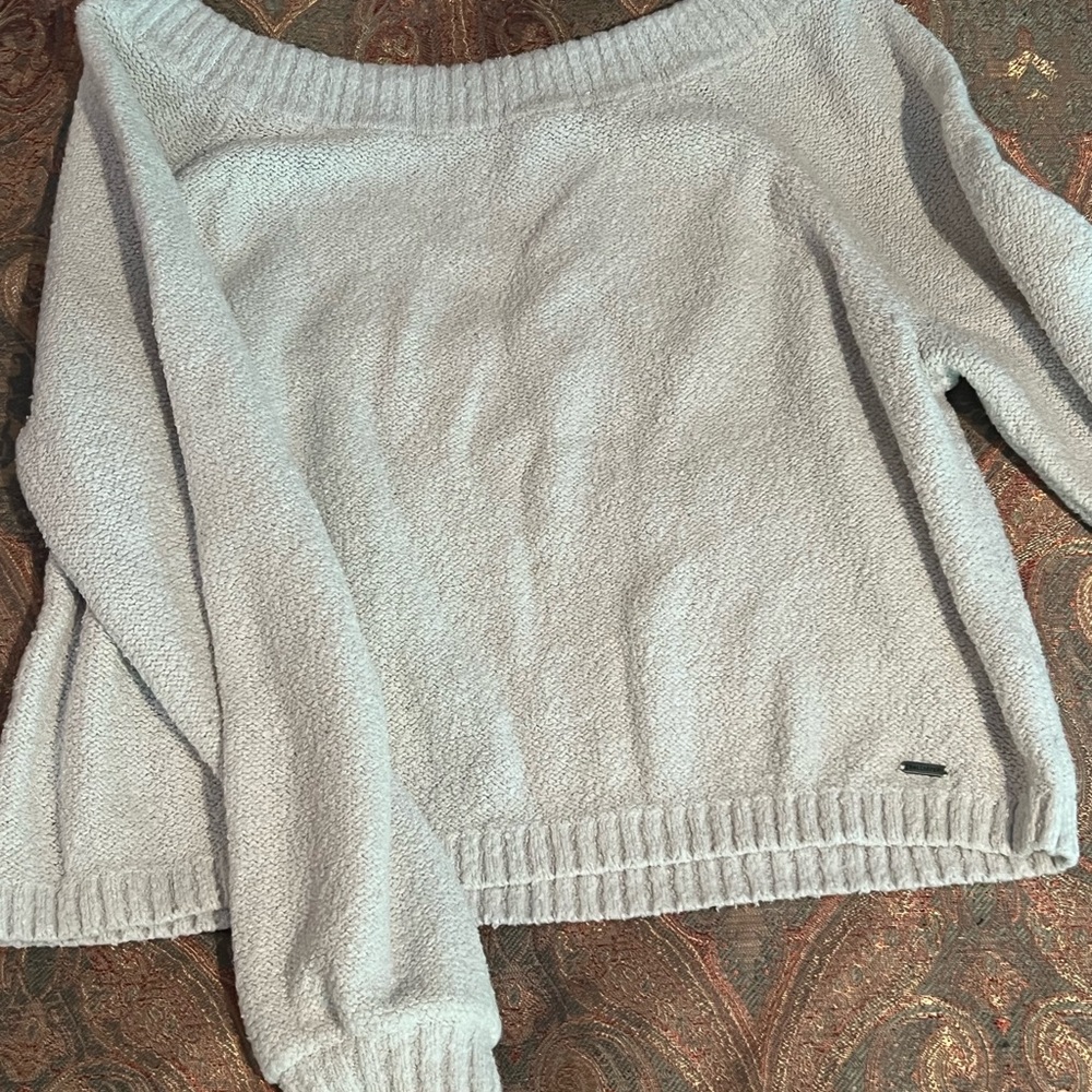 Very lightly worn sweater. Great condition. Very lightweight and comfortable